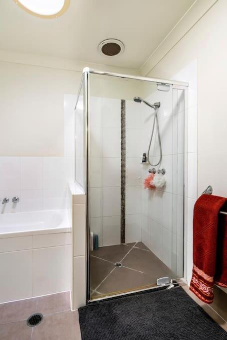 Room With Separate Bath In Shared Homestay Ред-Клифф Экстерьер фото