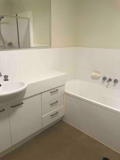 Room With Separate Bath In Shared Homestay Ред-Клифф Экстерьер фото