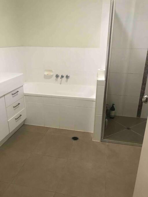 Room With Separate Bath In Shared Homestay Ред-Клифф Экстерьер фото