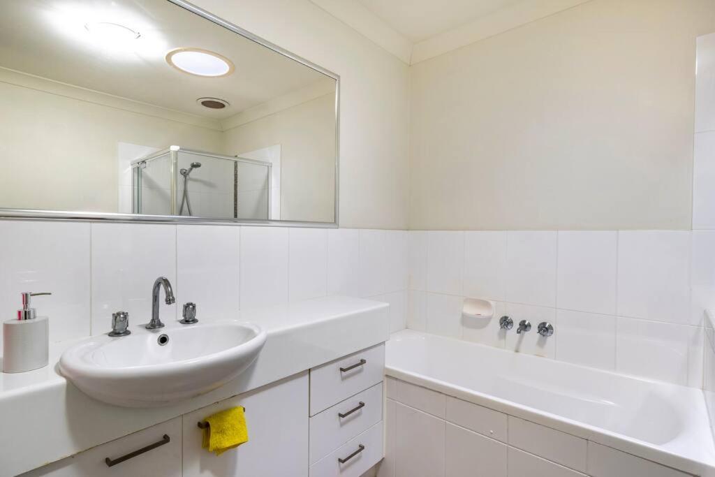 Room With Separate Bath In Shared Homestay Ред-Клифф Экстерьер фото