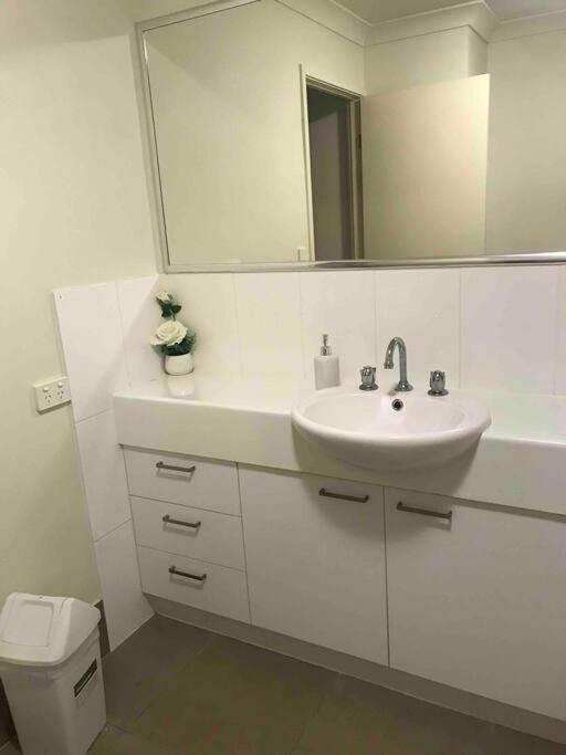 Room With Separate Bath In Shared Homestay Ред-Клифф Экстерьер фото