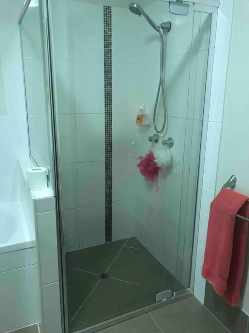 Room With Separate Bath In Shared Homestay Ред-Клифф Экстерьер фото
